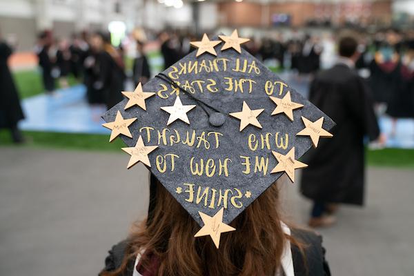 装饰的毕业帽上写着“感谢星星教会我如何闪耀”